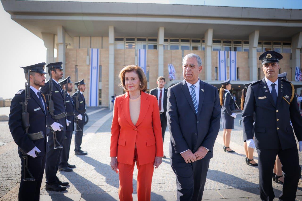 Nancy Pelosi und Mickey Levy vor der Knesset